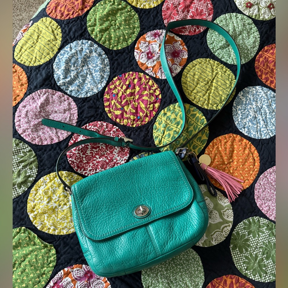 COACH F23663 Park Taylor Jade Green Pebble Leather Turn Lock Flap Messenger